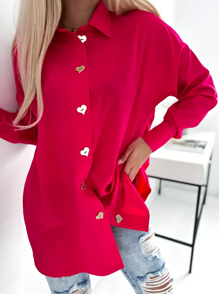 Camicia magenta fucsia oversize ampia e lunga con bottoni decorativi dorati a forma di cuore