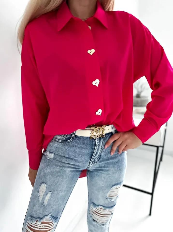 Camicia magenta fucsia oversize ampia e lunga con bottoni decorativi dorati a forma di cuore