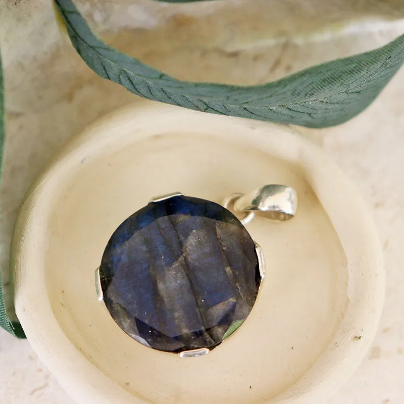 Stella Labradorite Round Bohemian Pendant