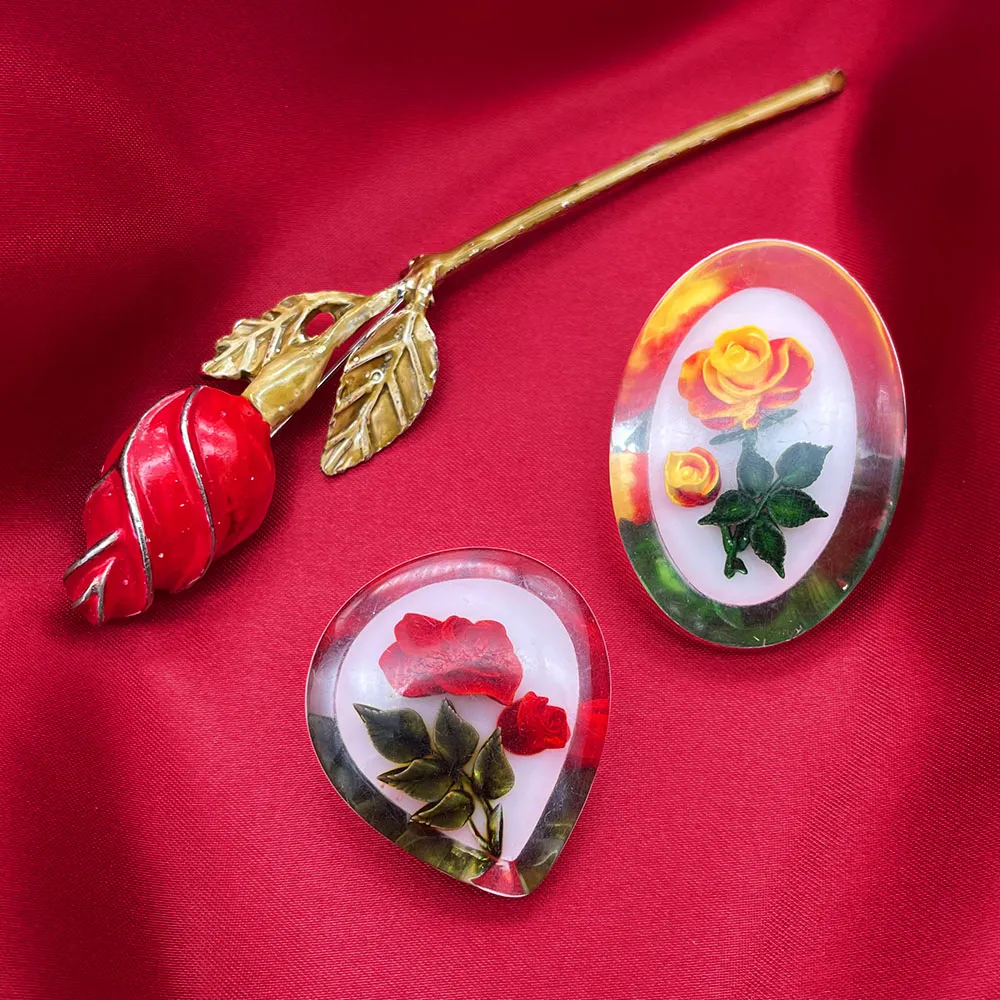 【USA輸入】 ヴィンテージ インタリオ ルーサイト ローズ ブローチ/Vintage Lucite Reverse Carved Rose Brooch