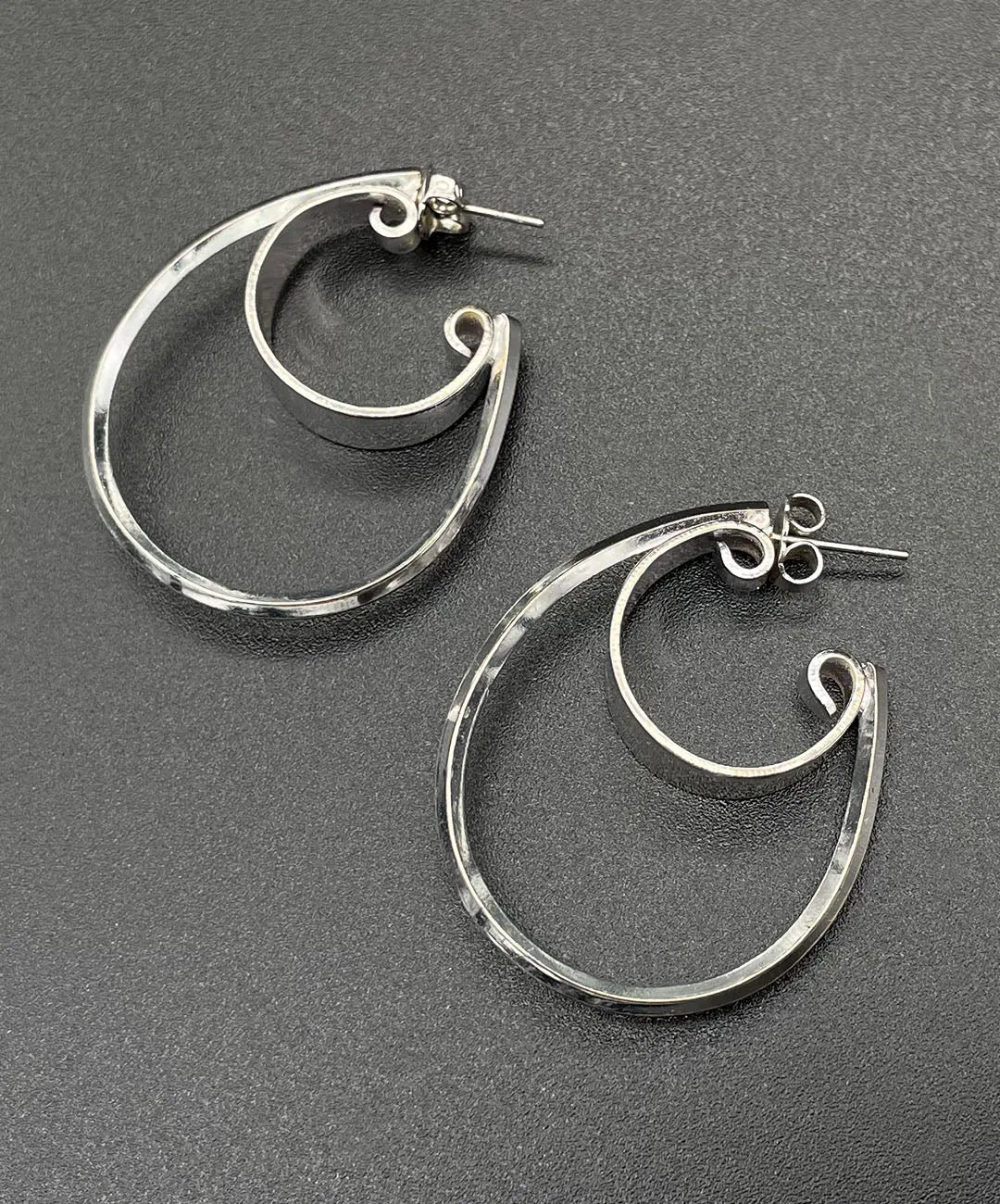 【USA輸入】ヴィンテージ AVON ダブル フープ ピアス/Vintage AVON Double Hoop Post Earrings