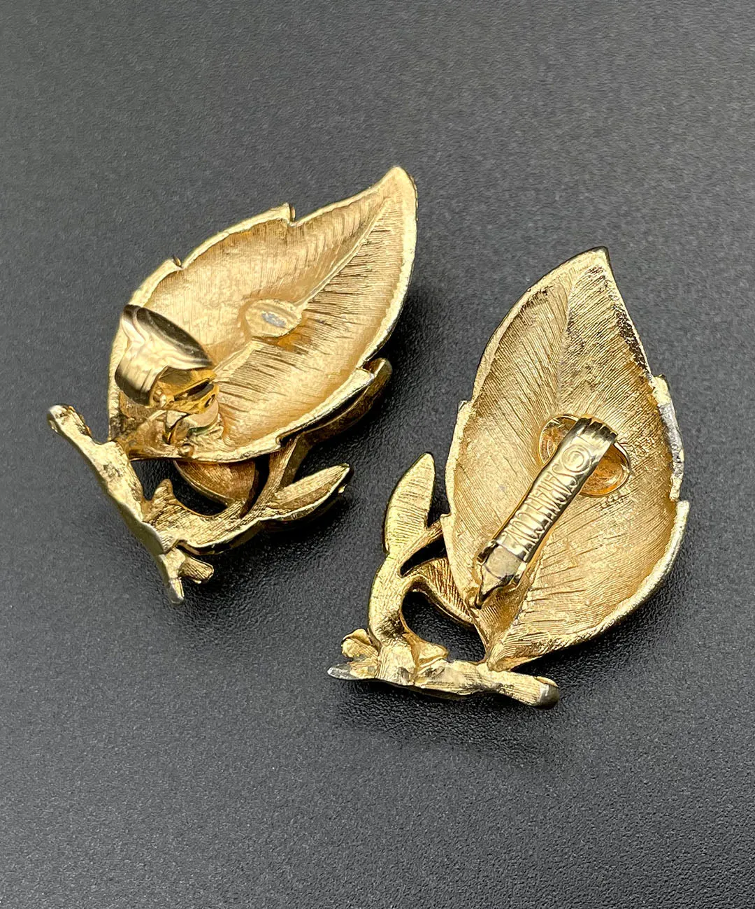 【USA輸入】ヴィンテージ SARAH COV. ゴールドリーフ イヤリング/Vintage SARAH COV. Gold Leaf Clip On Earrings