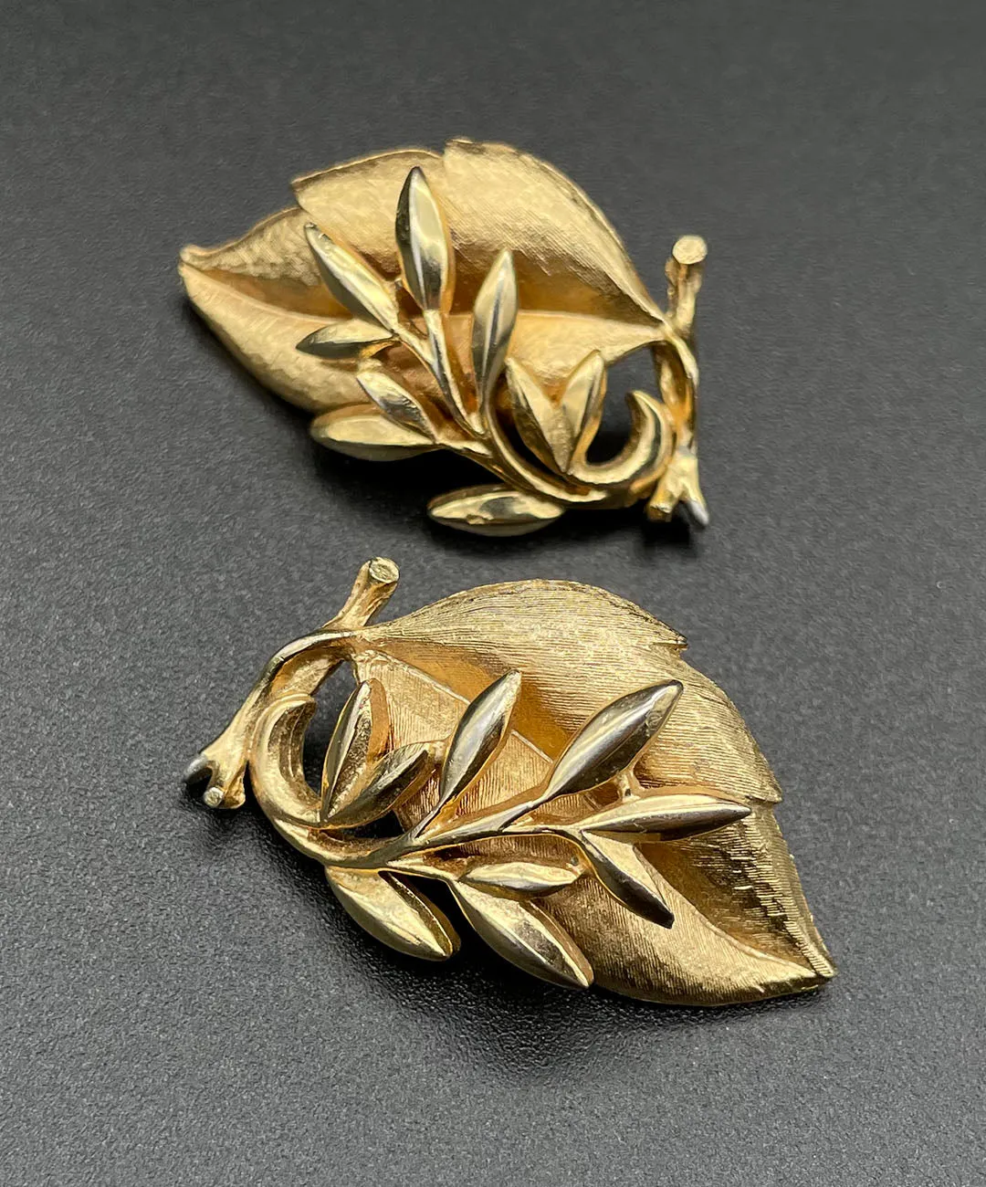 【USA輸入】ヴィンテージ SARAH COV. ゴールドリーフ イヤリング/Vintage SARAH COV. Gold Leaf Clip On Earrings