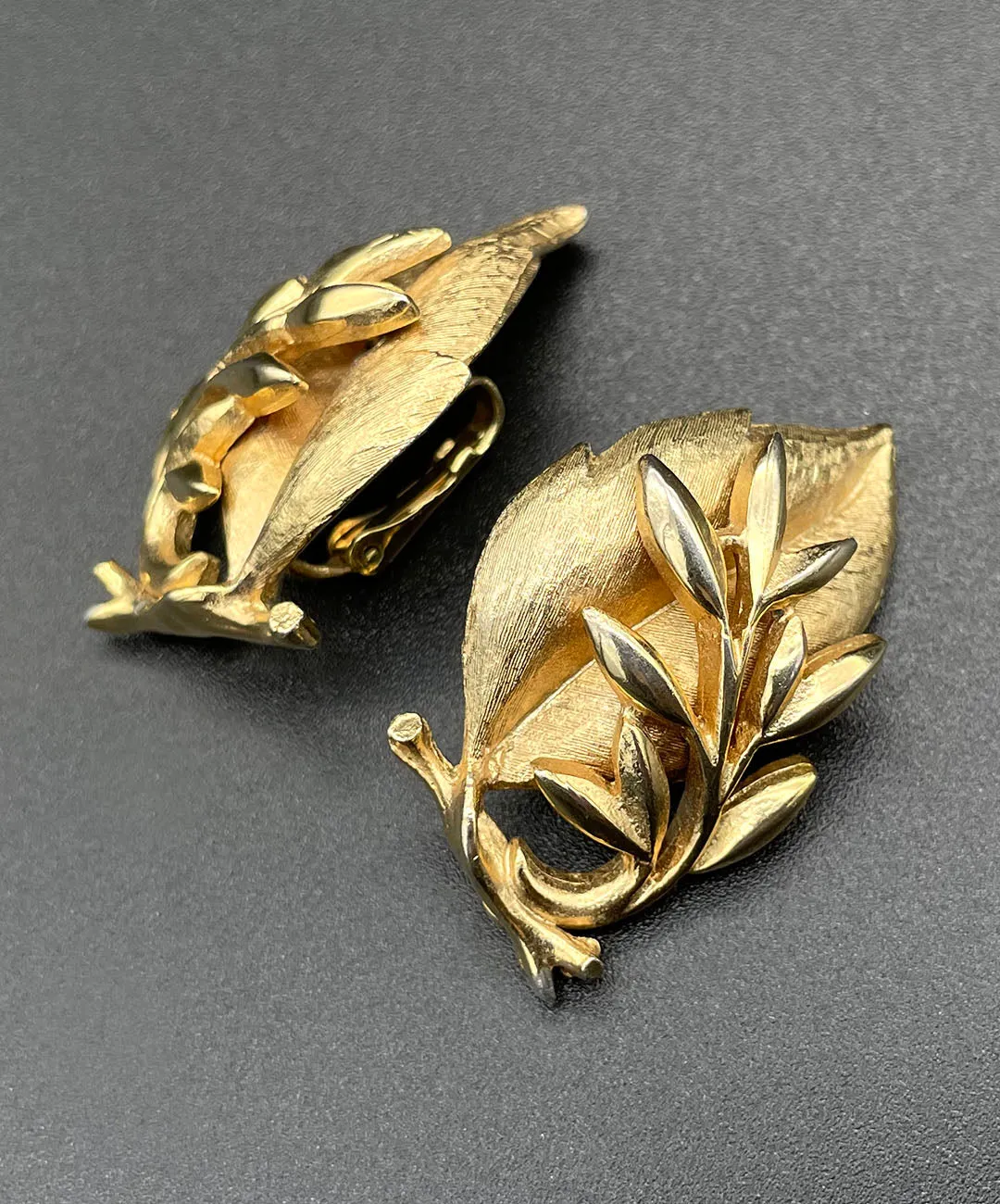 【USA輸入】ヴィンテージ SARAH COV. ゴールドリーフ イヤリング/Vintage SARAH COV. Gold Leaf Clip On Earrings