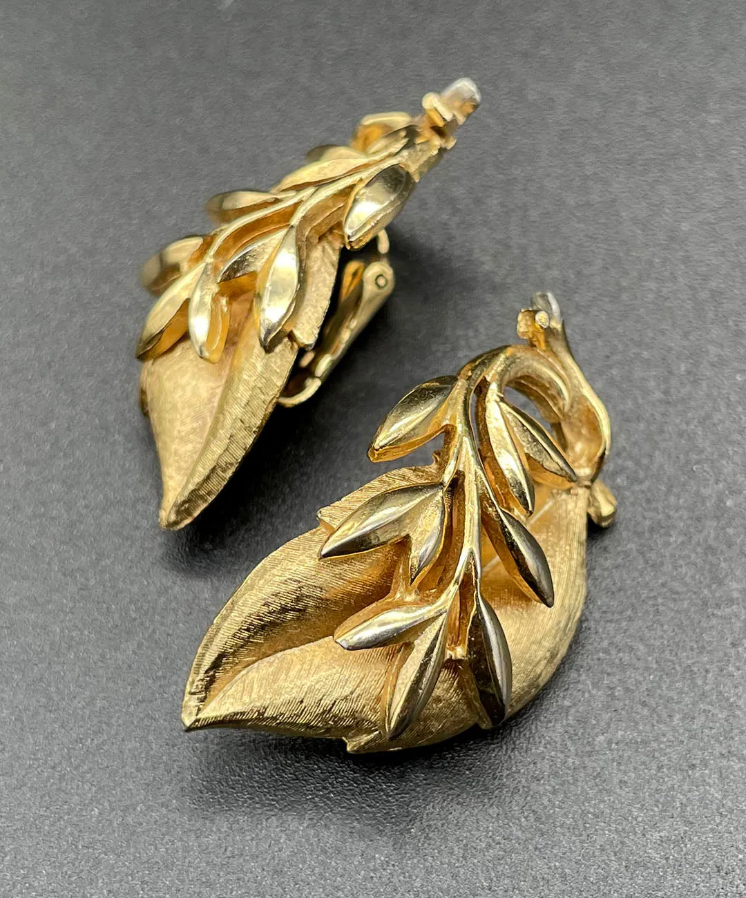 【USA輸入】ヴィンテージ SARAH COV. ゴールドリーフ イヤリング/Vintage SARAH COV. Gold Leaf Clip On Earrings