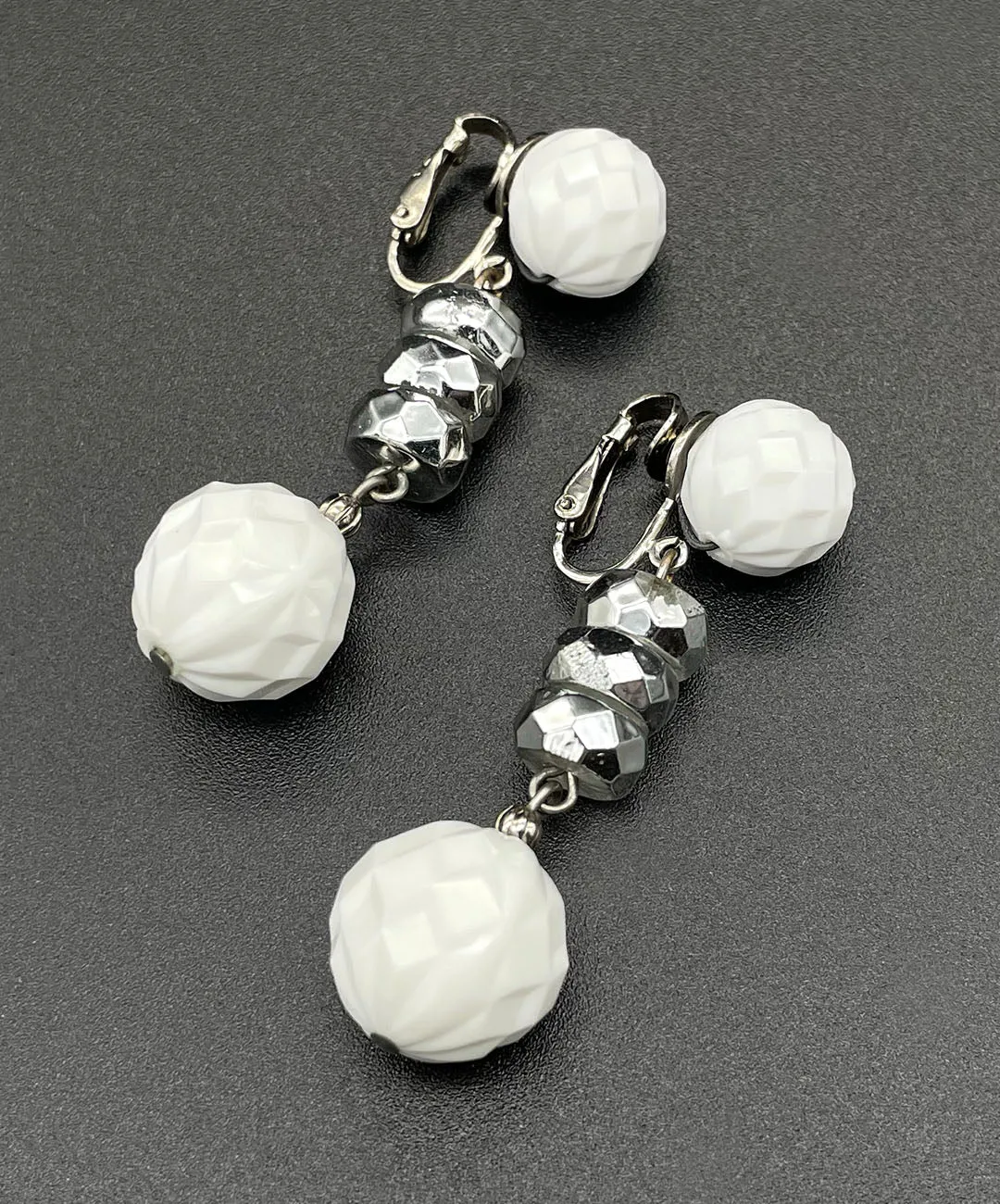 【USA輸入】ヴィンテージ VOGUE ホワイト ミラーボール イヤリング/Vintage VOGUE White Mirrorball Clip On Earrings