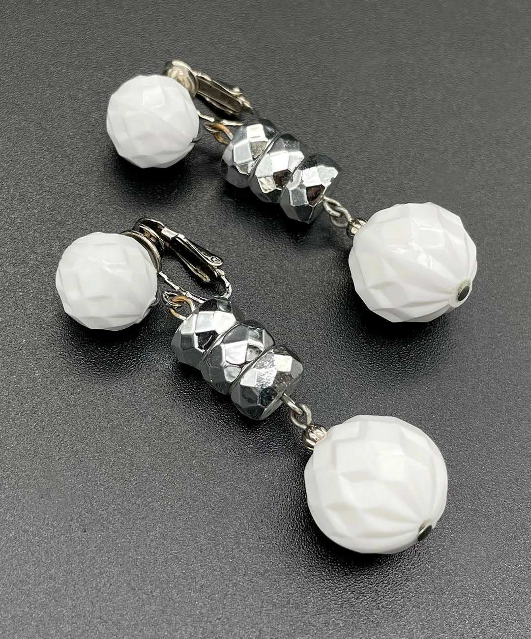 【USA輸入】ヴィンテージ VOGUE ホワイト ミラーボール イヤリング/Vintage VOGUE White Mirrorball Clip On Earrings