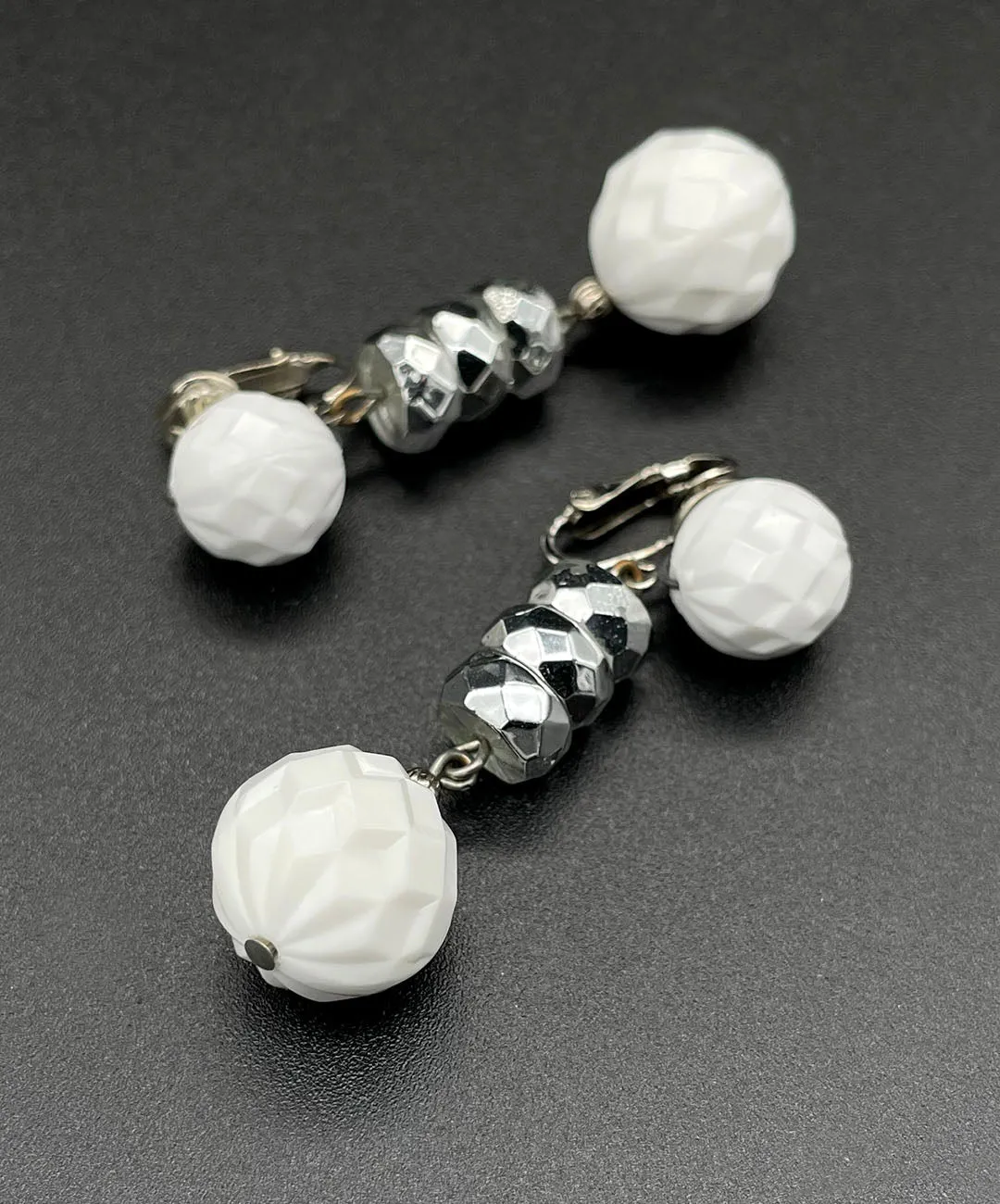 【USA輸入】ヴィンテージ VOGUE ホワイト ミラーボール イヤリング/Vintage VOGUE White Mirrorball Clip On Earrings