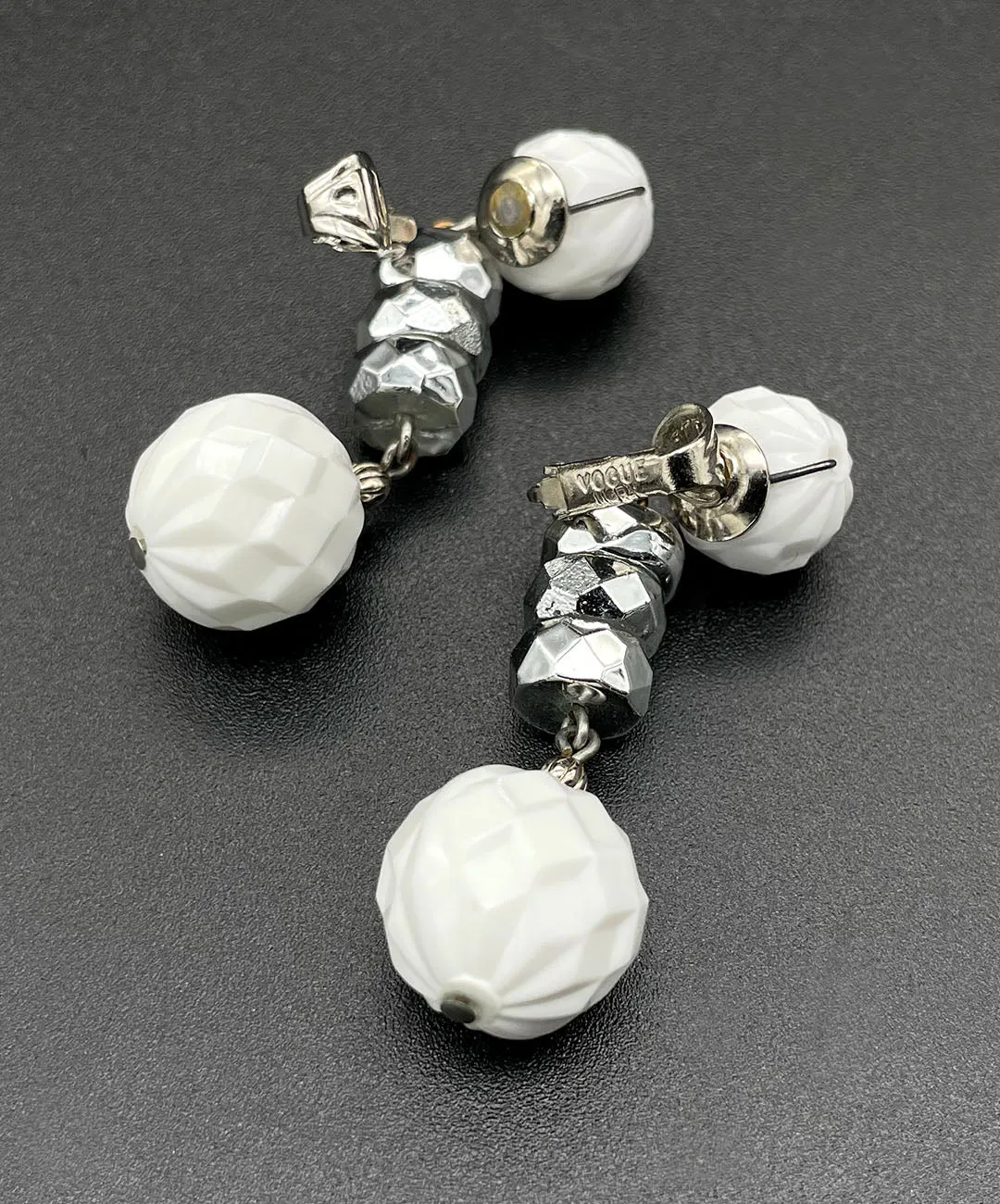 【USA輸入】ヴィンテージ VOGUE ホワイト ミラーボール イヤリング/Vintage VOGUE White Mirrorball Clip On Earrings