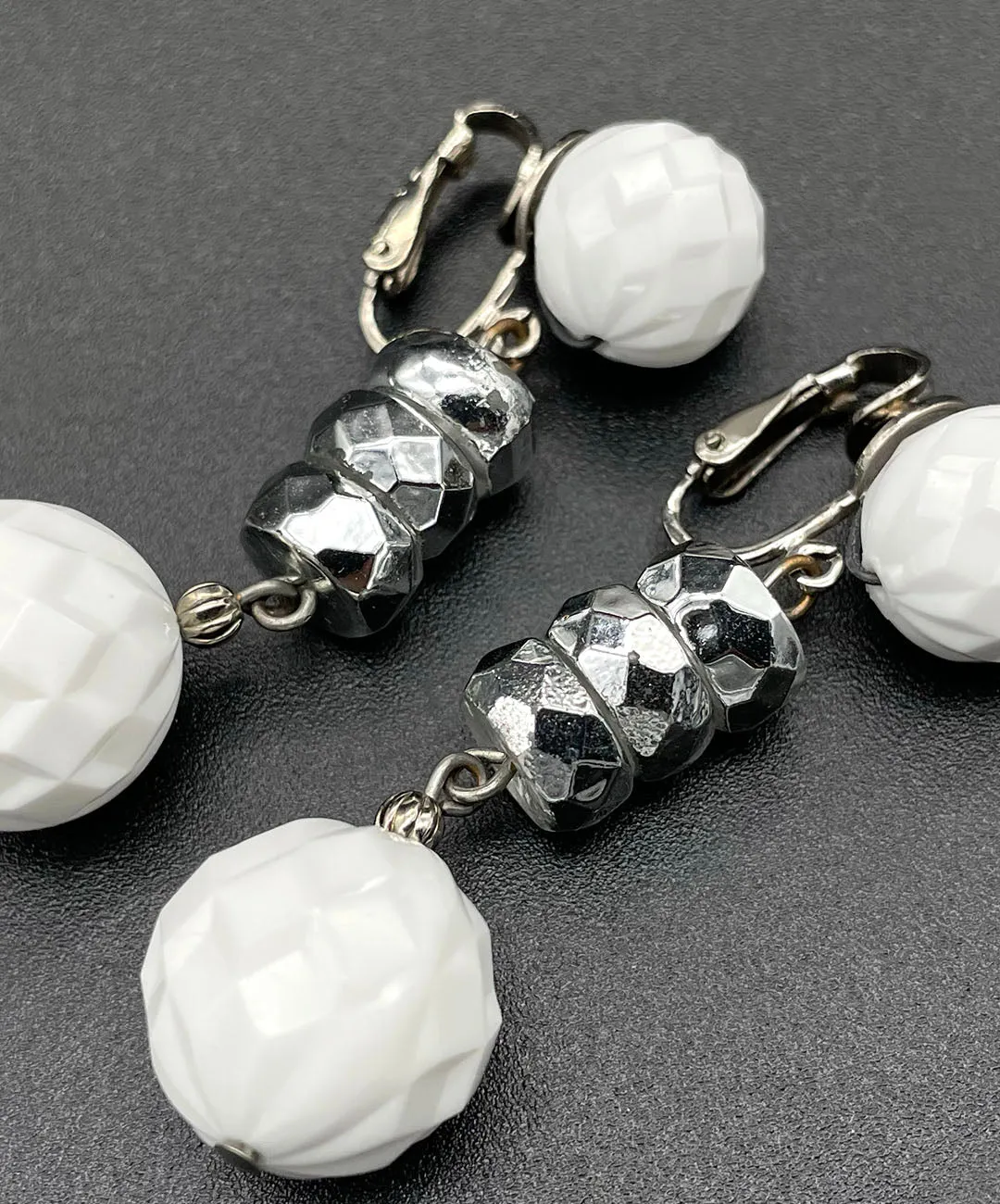 【USA輸入】ヴィンテージ VOGUE ホワイト ミラーボール イヤリング/Vintage VOGUE White Mirrorball Clip On Earrings