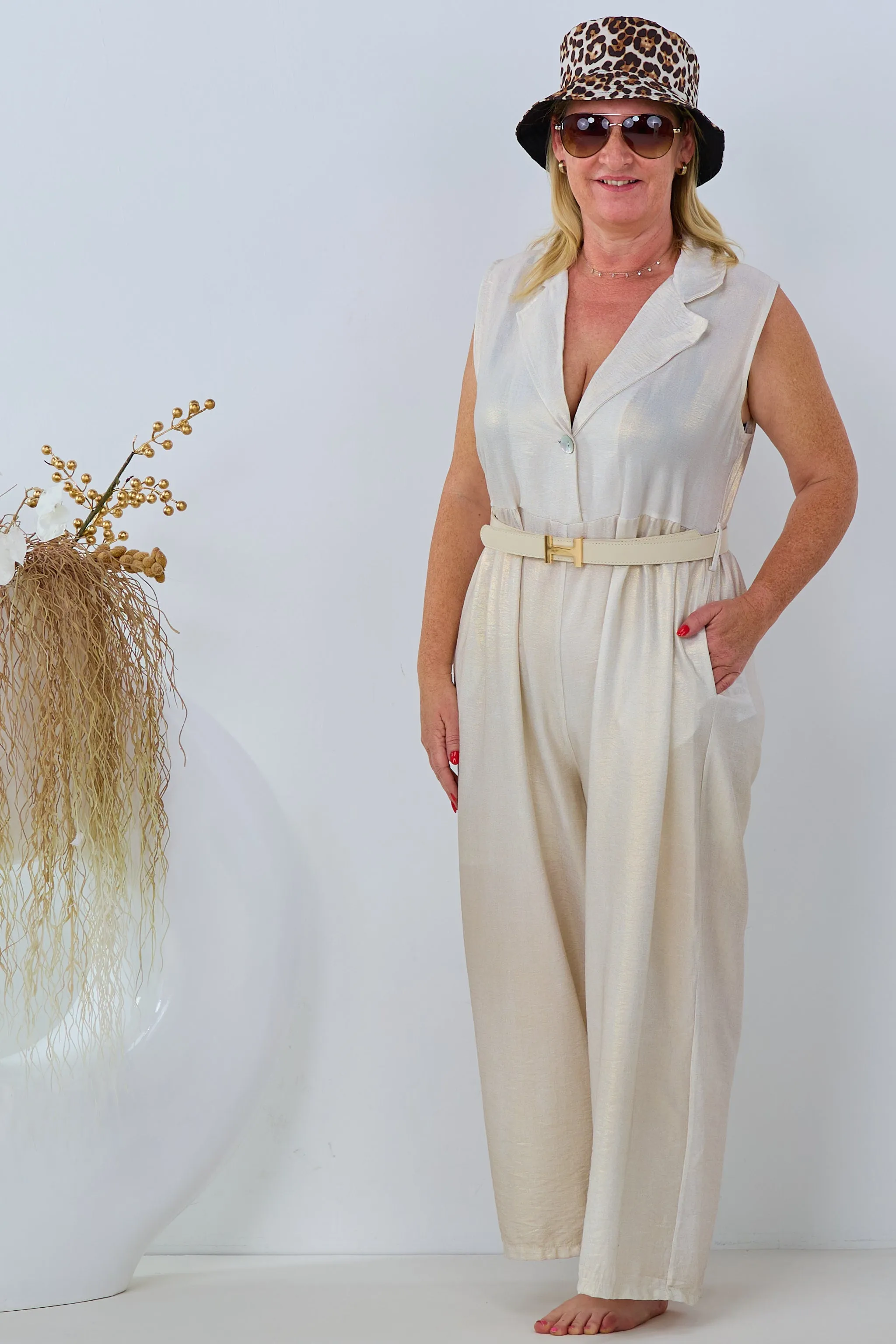 Ärmelloser Jumpsuit mit Kragen, beige-gold