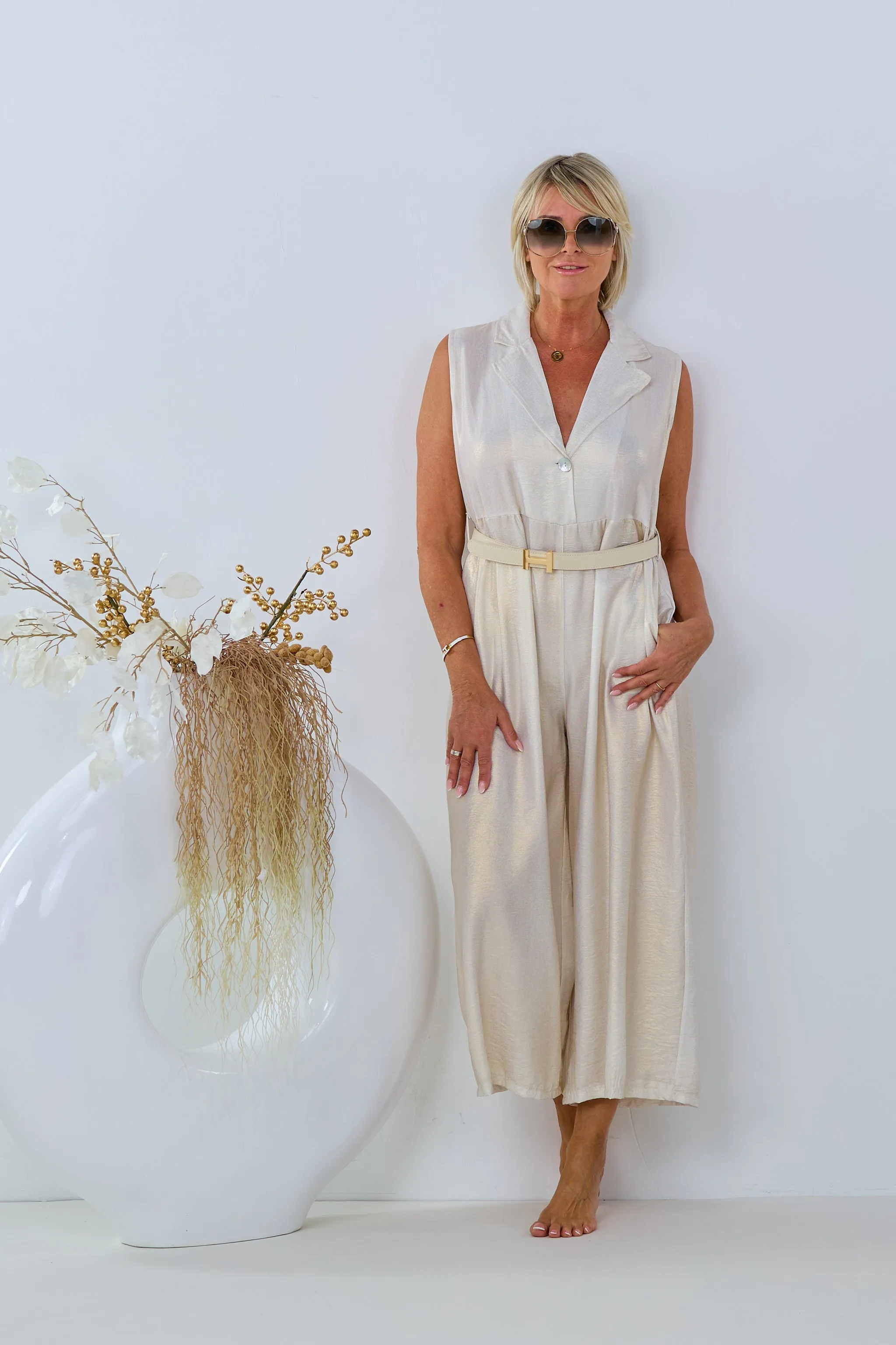 Ärmelloser Jumpsuit mit Kragen, beige-gold